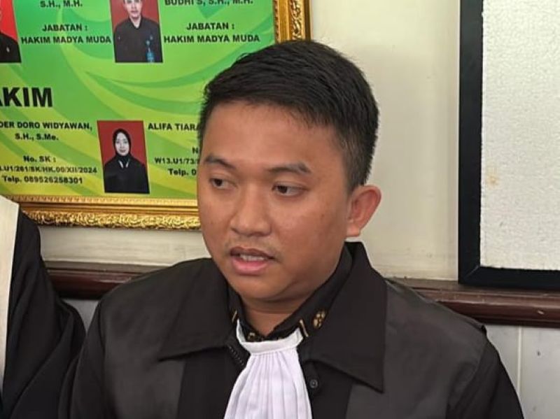 KLAIM : Kuasa hukum Sri Purnomo, Rizal saat menyampaikan keterangannya kepada awak media di Pengadilan Negeri Yogyakarta, Kamis (18/12/2025).&nbsp;