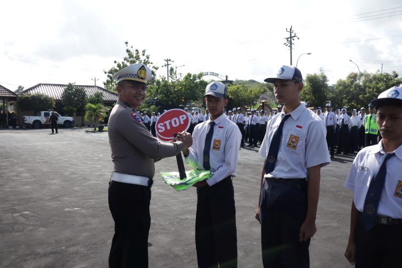 SIMBOLIS: Kasatlantas Polres Kulon Progo memberikan alat pelengkap untuk PKS.&nbsp;