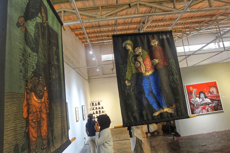HAM ORA DIDOL: Pengunjung mengamati karya-karya yang dipajang dalam pameran seni bertajuk