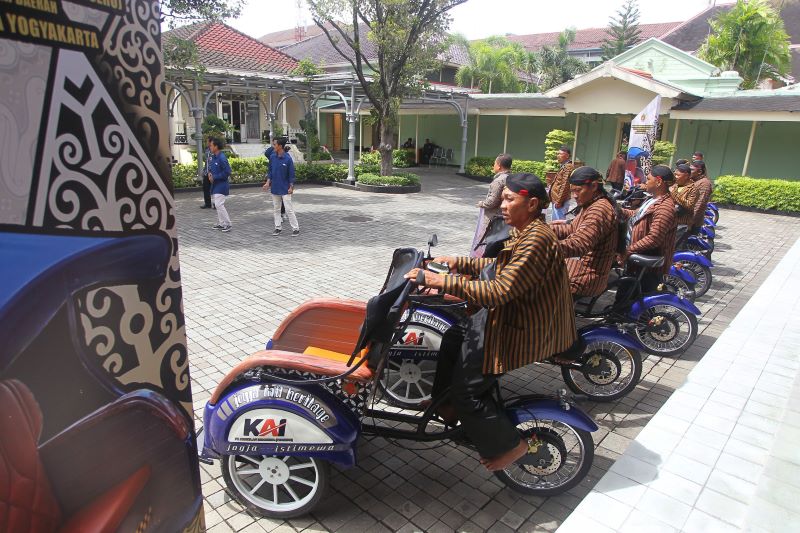 UJI COBA: Gubernur DIY Hamengku Buwono X ikut mencoba menaiki becak listrik yang diberikan oleh PT KAI di Kompleks Kepatihan Jogja Kamis (18/12).
