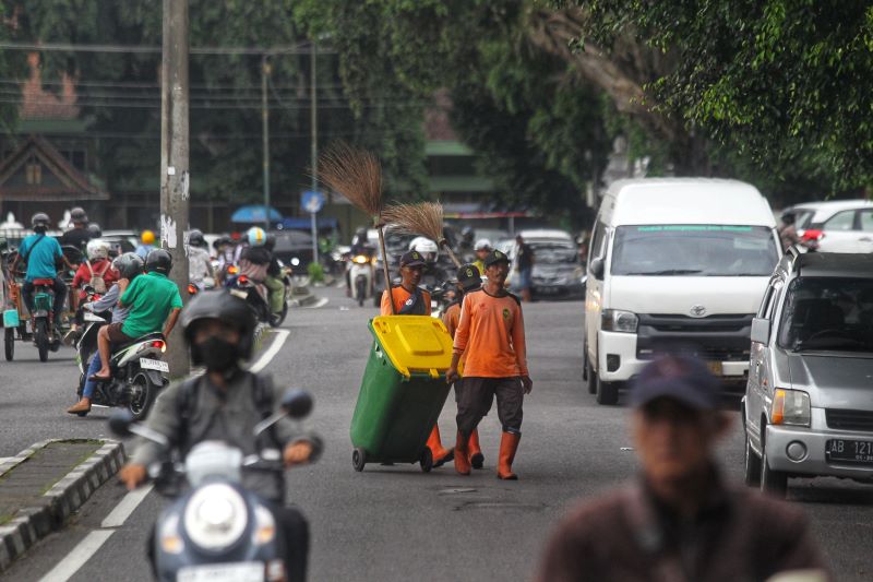 JADWAL RUTIN: Petugas kebersihan beraktivitas di kawasan Alun-Alun Utara, Kota Jogja Kamis (18/12).