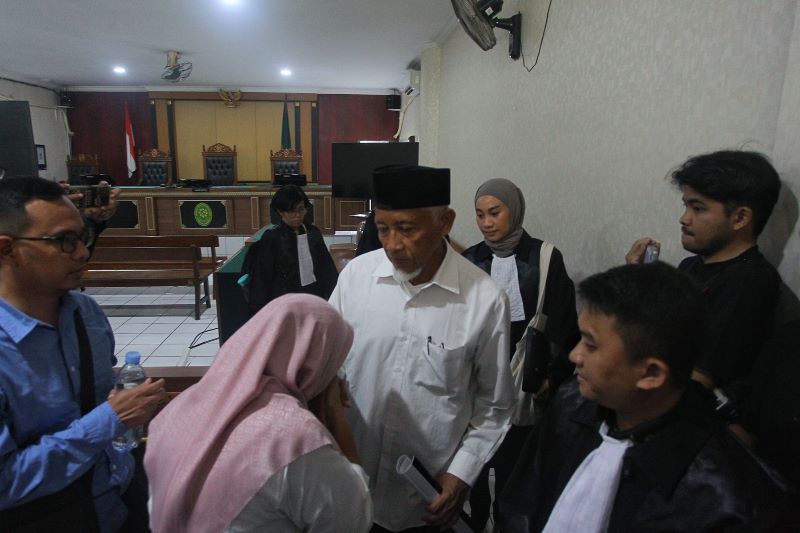 BERI DUKUNGAN: Kustini Sri Purnomo saat menyambut suaminya usai menjalani sidang perdana kasus korupsi dana hibah pariwisata Kabupaten Sleman di Pengadilan Tipikor Jogja Kamis (18/12).