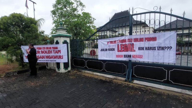 KECEWA: Perwakilan buruh dan pedagang memasang spanduk protes di Gedung DPRD Kulon Progo.&nbsp;