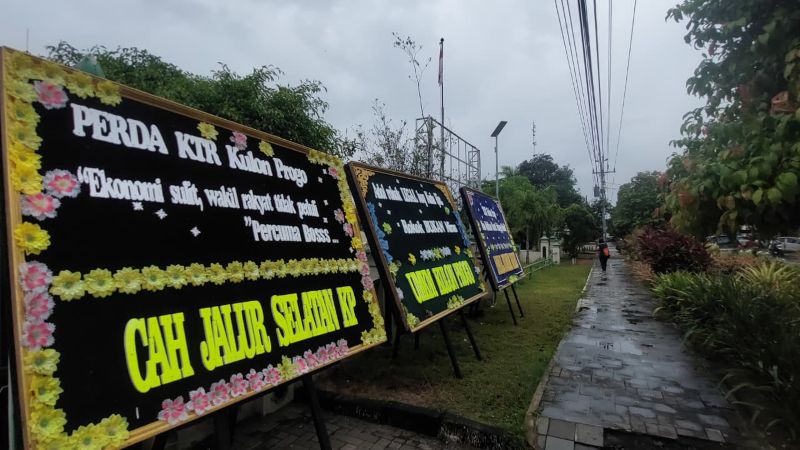 Karangan bunga kekecewaan jelang pengesahan revisi Perda KTR di Depan Gedung DPRD Kulon Progo, Kamis (18/12/2025).