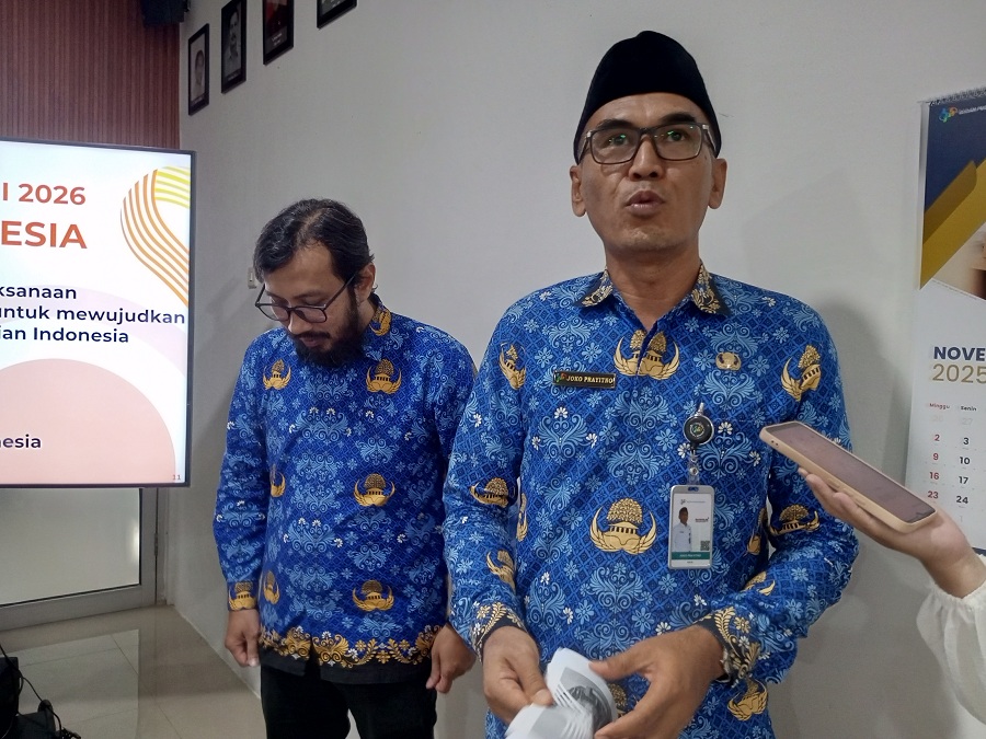 Kepala BPS Gunungkidul Joko Prayitno dan Statistisi Pertama BPS Gunungkidul Ardiyas Munsyianta sendang memberikan keterangan.&nbsp;