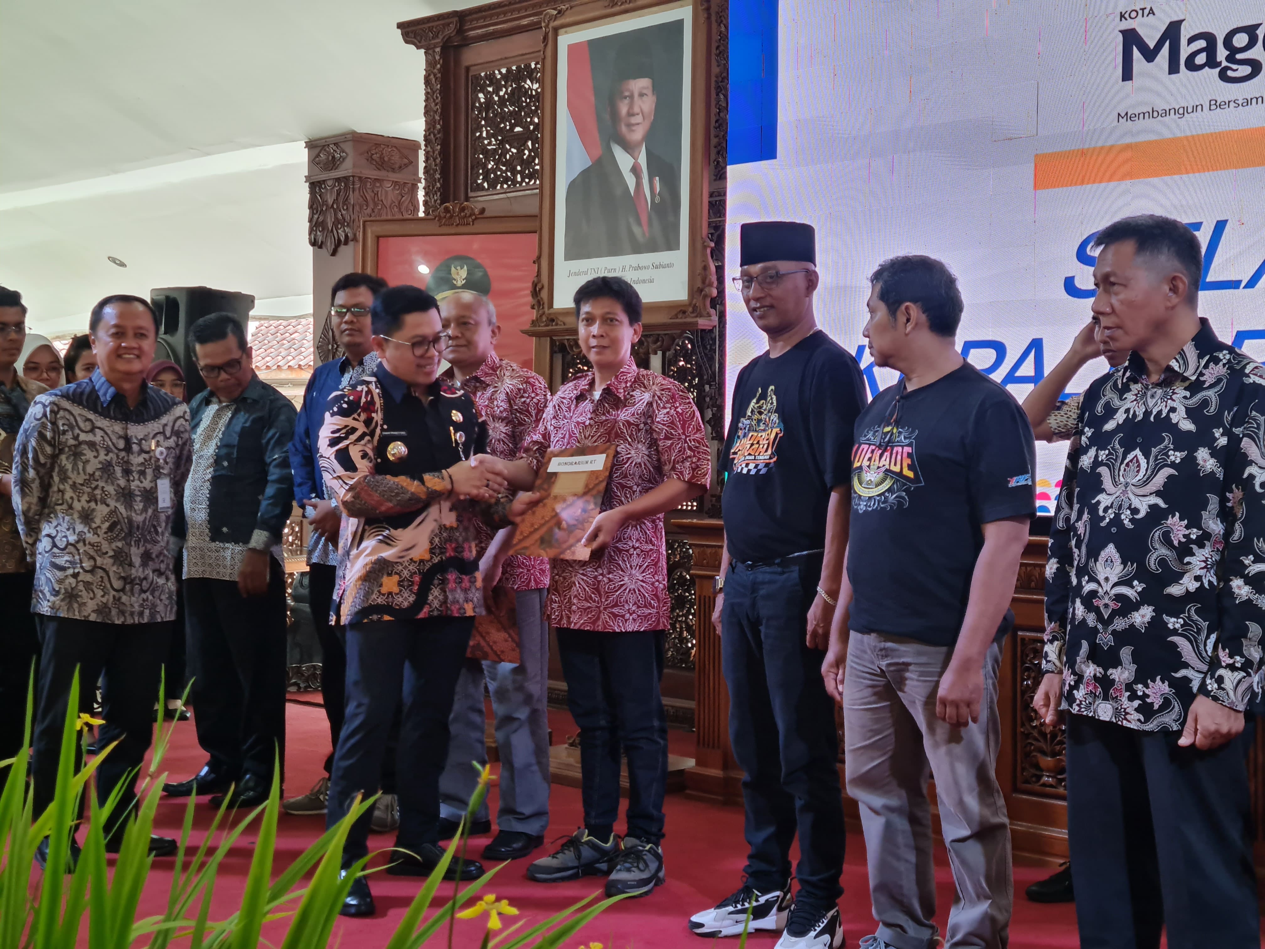 Wali Kota Magelang saat menyerahkan honorarium untuk ketua RT/RW se-Kecamatan Magelang Tengah, Kamis (18/12).