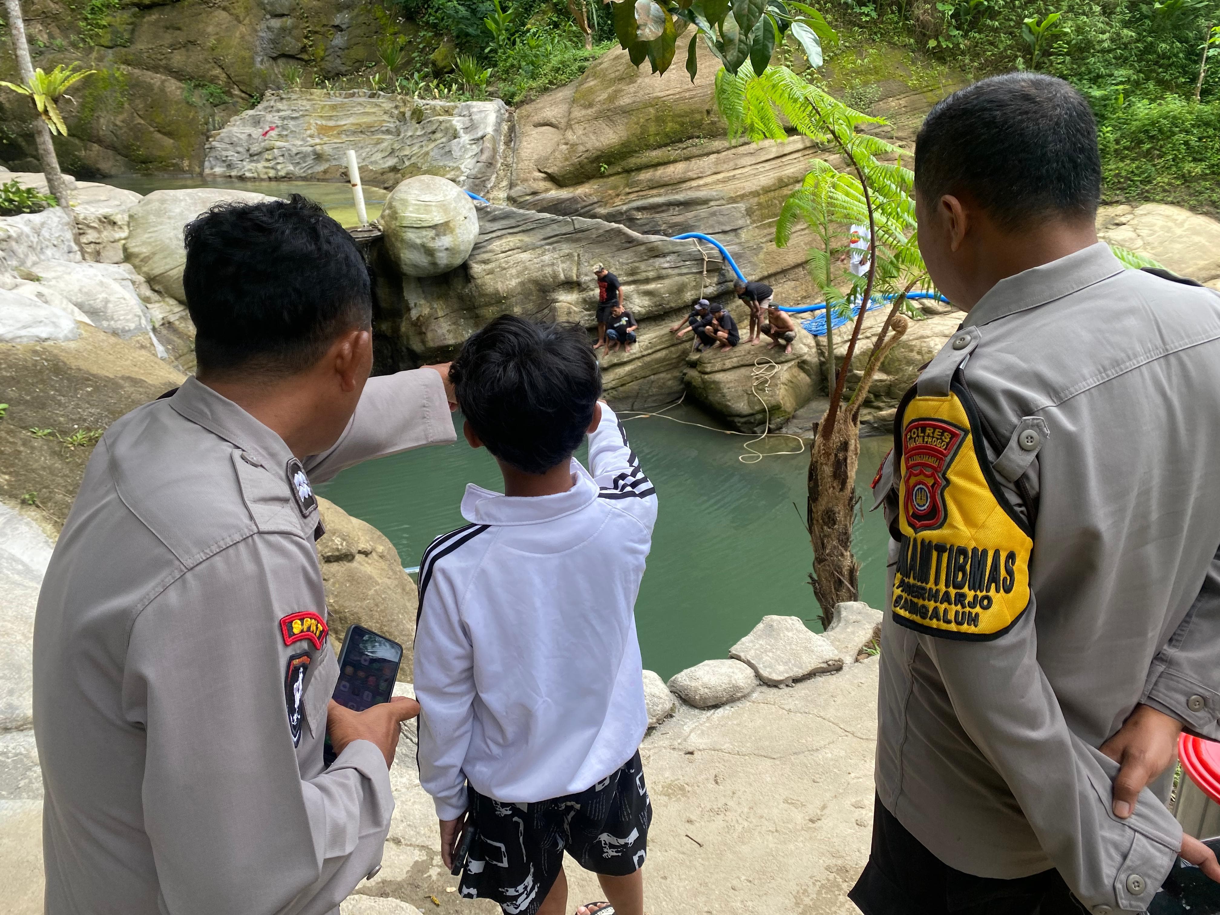 EVAKUASI: Personel kepolisian memantau debit air untuk menemukan korban tenggelam di Menoreh River Camp Kamis (18/12).