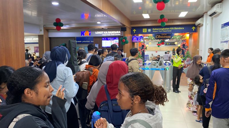 Keramaian penumpang KA Bandara di Stasiun Tugu Yogyakarta, Kamis (18/12).