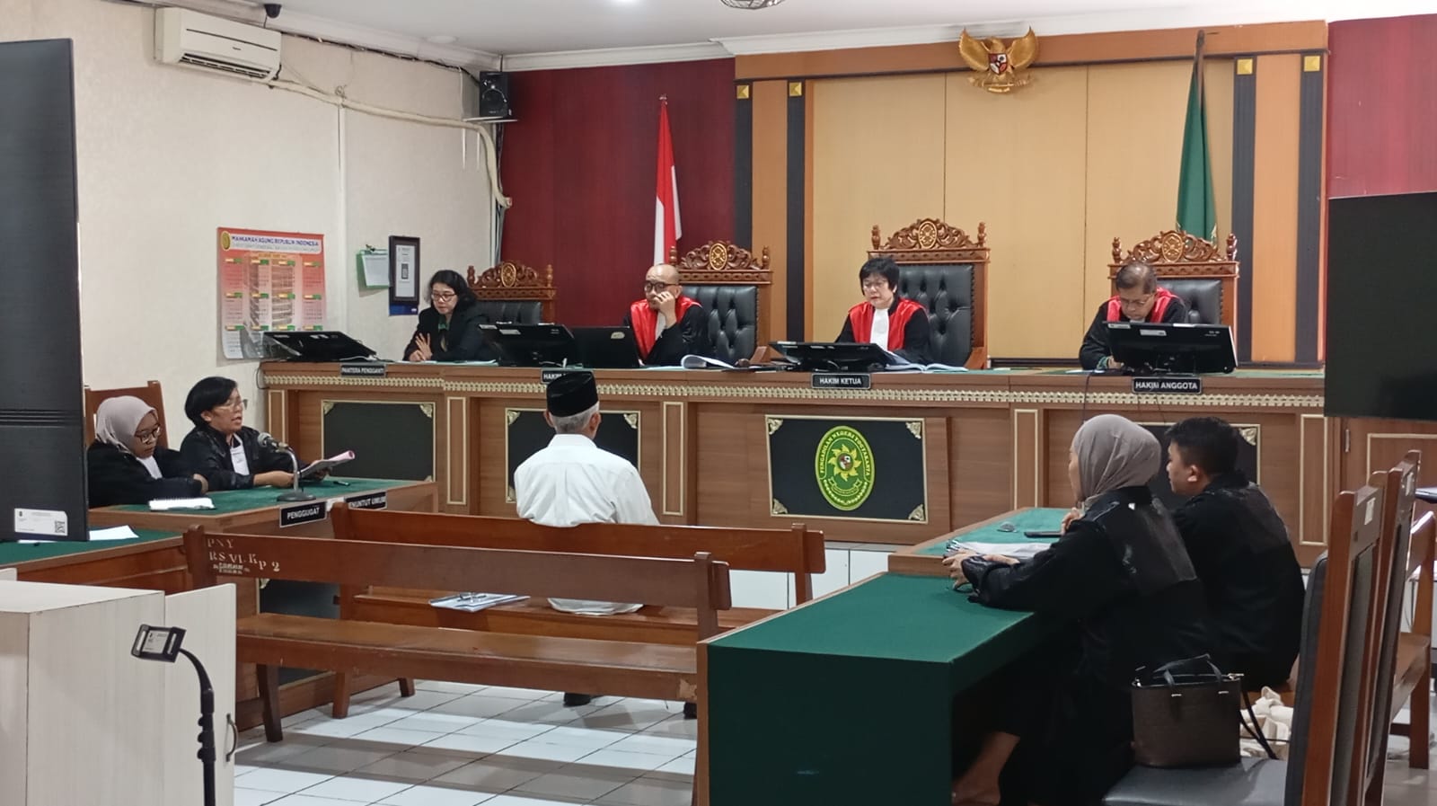 Terdakwa kasus korupsi dana hibah pariwisata eks Bupati Sleman Sri Purnomo saat duduk di kursi pesakitan Pengadilan Negeri Yogyakarta, Kamis (18/12/2025).