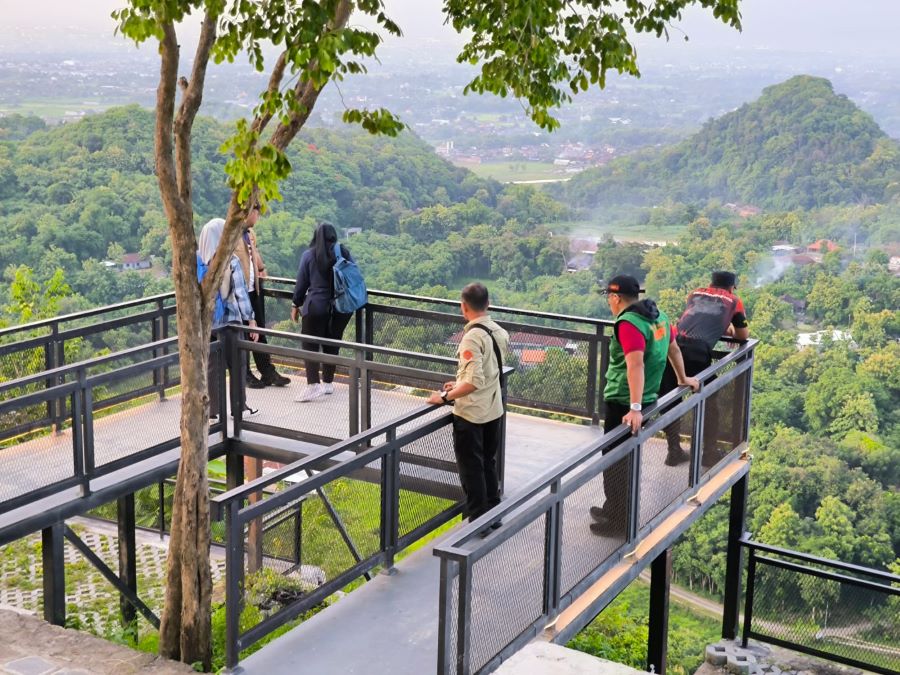 PEMANTAUAN: BPBD Bantul sedang melakukan monitoring di destinasi wisata Puncak Sosok Rabu (17/12)