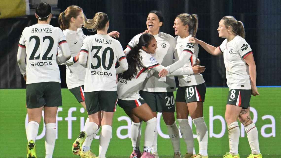 Para pemain Chelsea rayakan kemenangan atas Wolfsburg untuk mengamankan tempat di babak perempat final Liga Champions Wanita