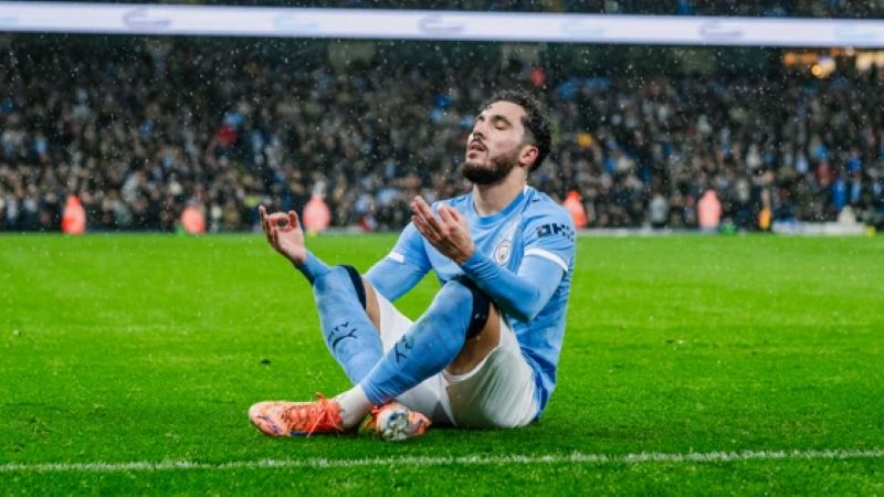 Rayan Cherki tiru selebrasi Erling Haaland saat mencetak gol pembuka Manchester City dalam kemenangan atas Brentford di Carabao Cup