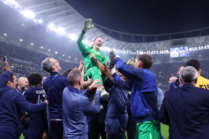 Para pemain dan staff PSG mengangkat Matvei Safonov setelah menjadi pahlawan penalti untuk membawa Les Parisiens juara Intercontinental Cup