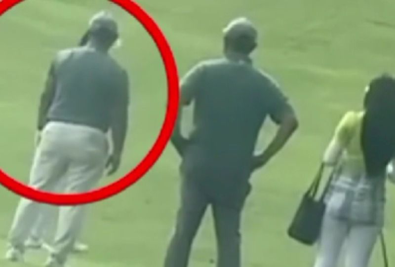 Dadan Hindayana bermain golf bersama beberapa orang termasuk caddy yang menemani.