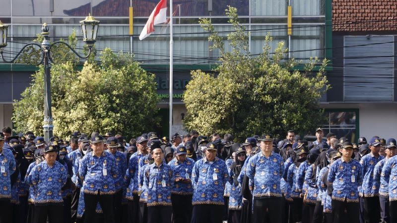 ASN saat mengikuti upacara Hari Bela Negara di Lapangan Paseban Jumat (19/12)