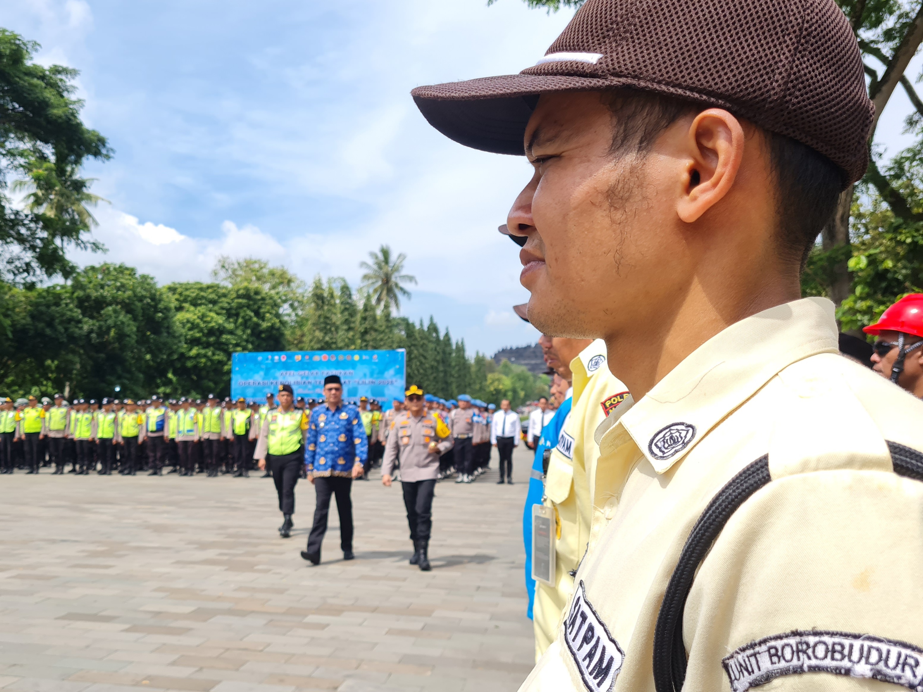 Kapolresta Magelang didampingi Bupati Magelang saat memeriksa kesiapan personel yang diterjunkan pada Operasi Lilin Candi 2025, Jumat (19/12).