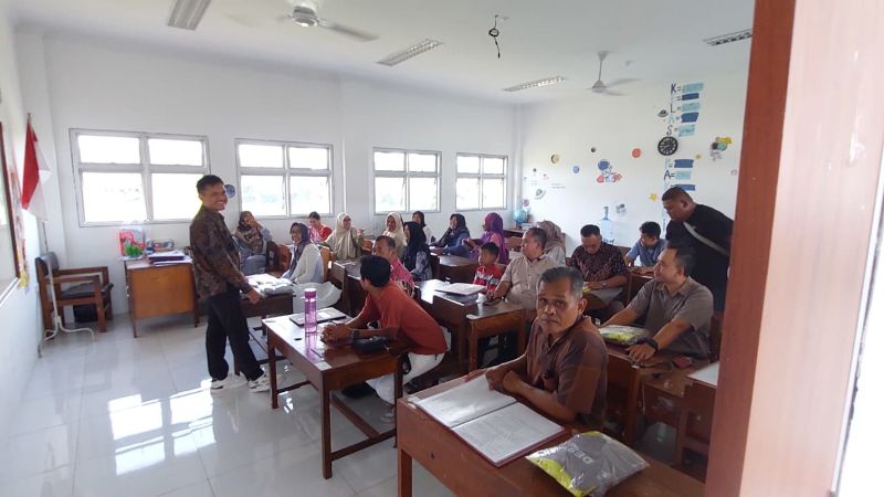 SUASANA: Orangtua mengambil rapot dan menerima pengarahan dari guru.&nbsp;