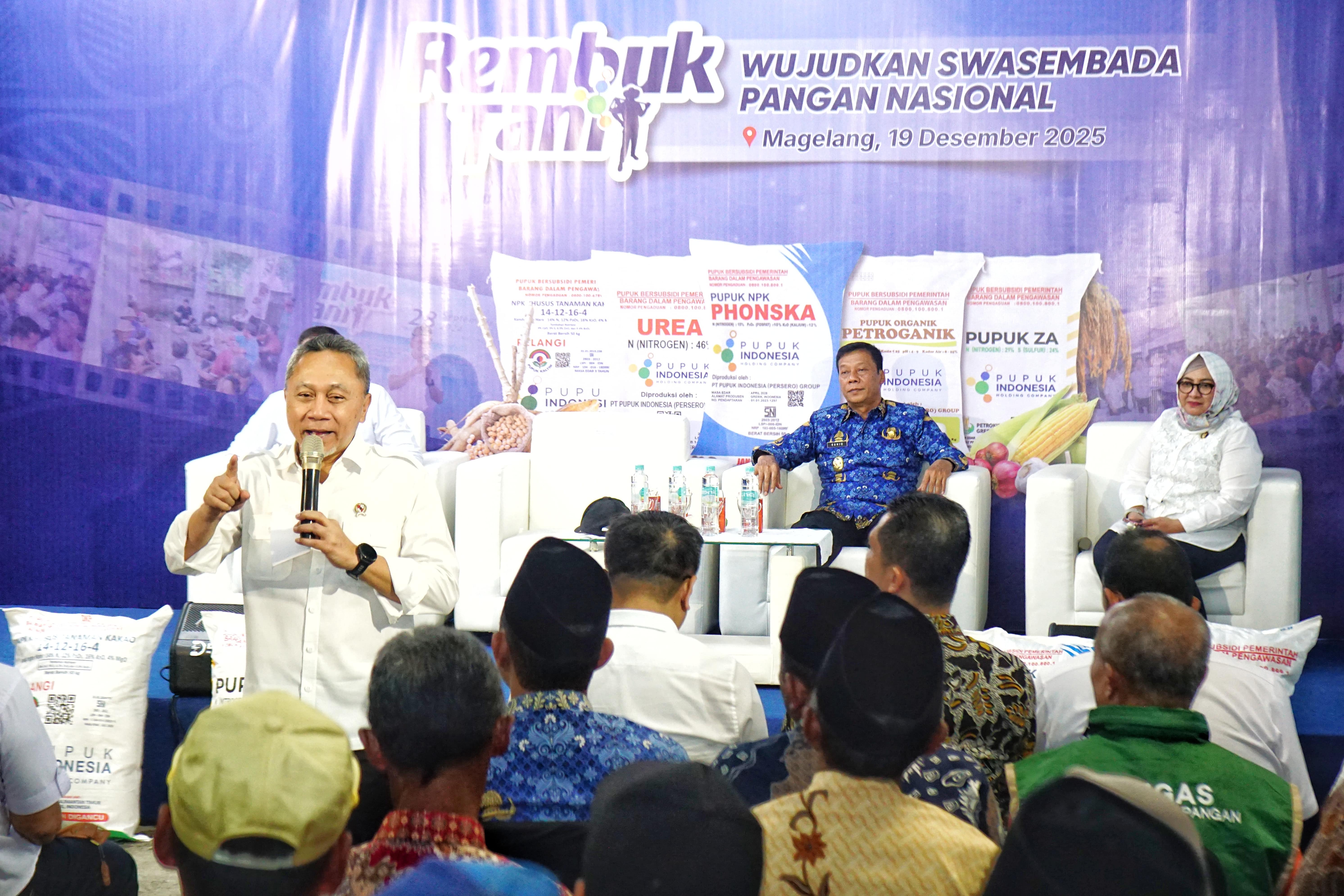 Wakil Bupati Magelang bersama Menteri Koordinator Bidang Pangan dan Direktur Utama PT Pupuk Indonesia (Persero) saat menghadiri acara Rembuk Tani dan Sosialisasi Kebijakan Perubahan HET.
