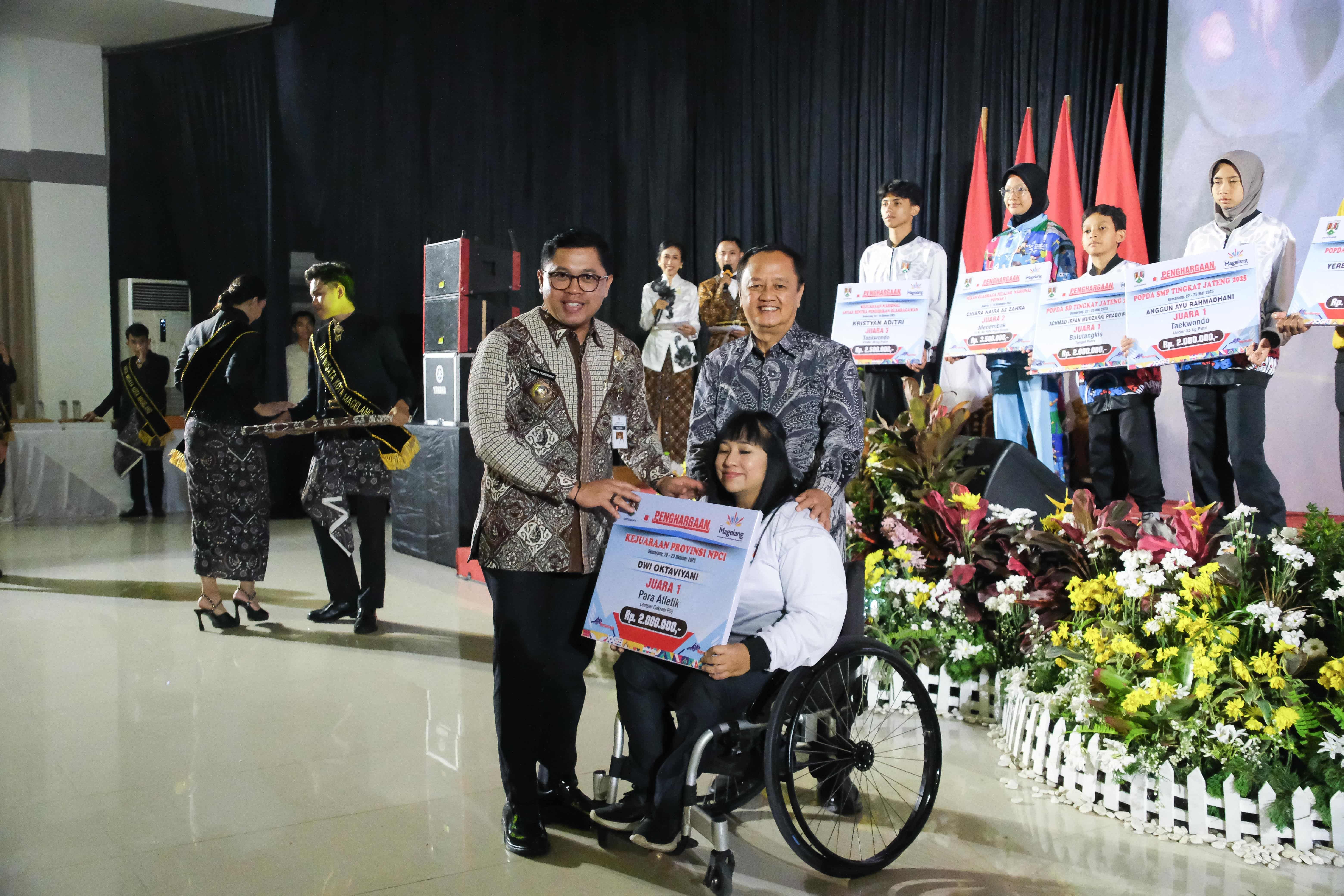 Wali Kota Magelang menyerahkan penghargaan kepada para penerima pada gelaran Wali Kota Award 2025, Kamis malam (18/12).