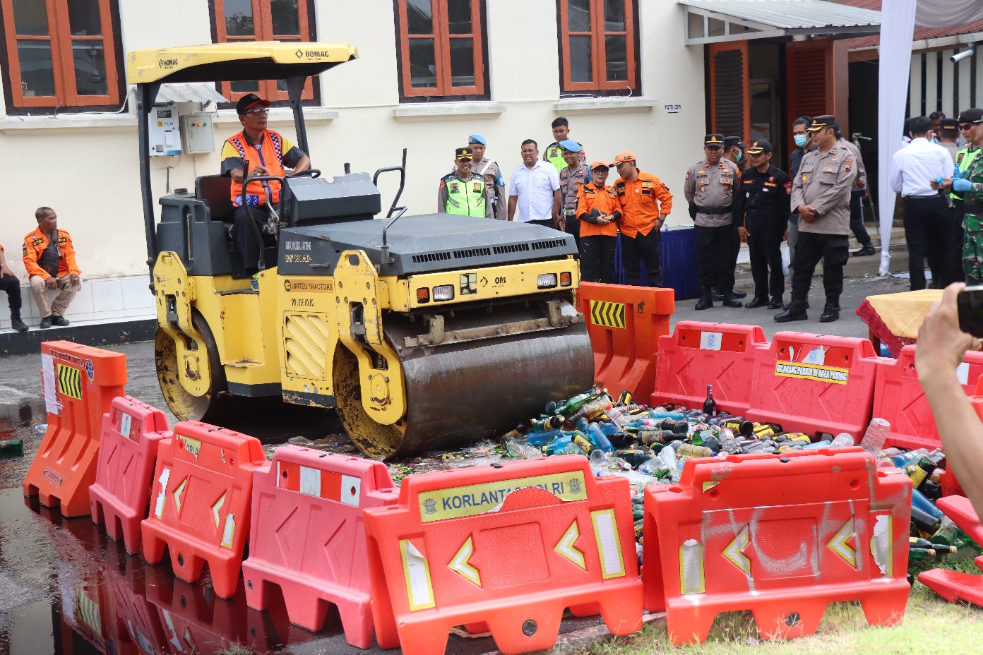 Proses memusnahkan ratusan botol miras di halaman Mako Polres Magelang Kota, Jumat (19/12).  &nbsp;