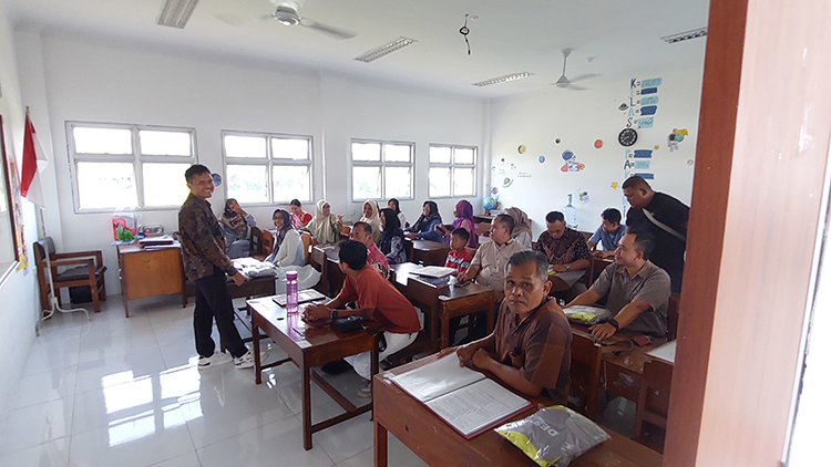 SUASANA: Orang tua mengambil rapor dan menerima pengarahan dari guru.