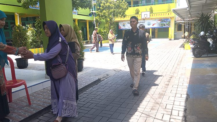 Para wali murid sedang mengambil rapor anaknya di SMP Muhammadiyah Bantul, Jumat (19/12/2025).