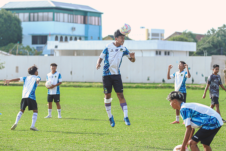 Bek tengah PSIM Jogja U-16 Kenzie Satrio Utomo saat menjalani sesi latihan.