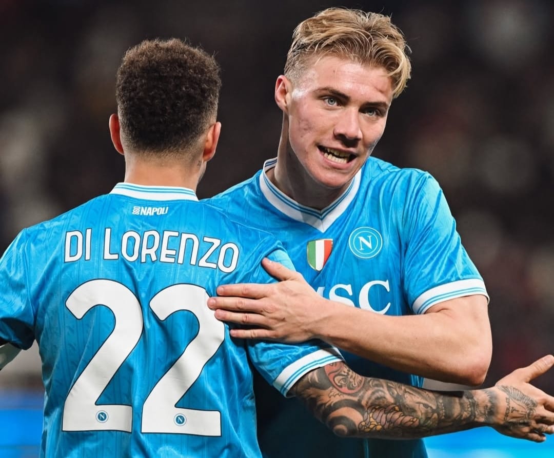 Rasmus Hojlund rayakan gol bersama Di Lorenzo saat mengantarkan Napoli ke final Supercoppa Italiana kalahkan AC Milan