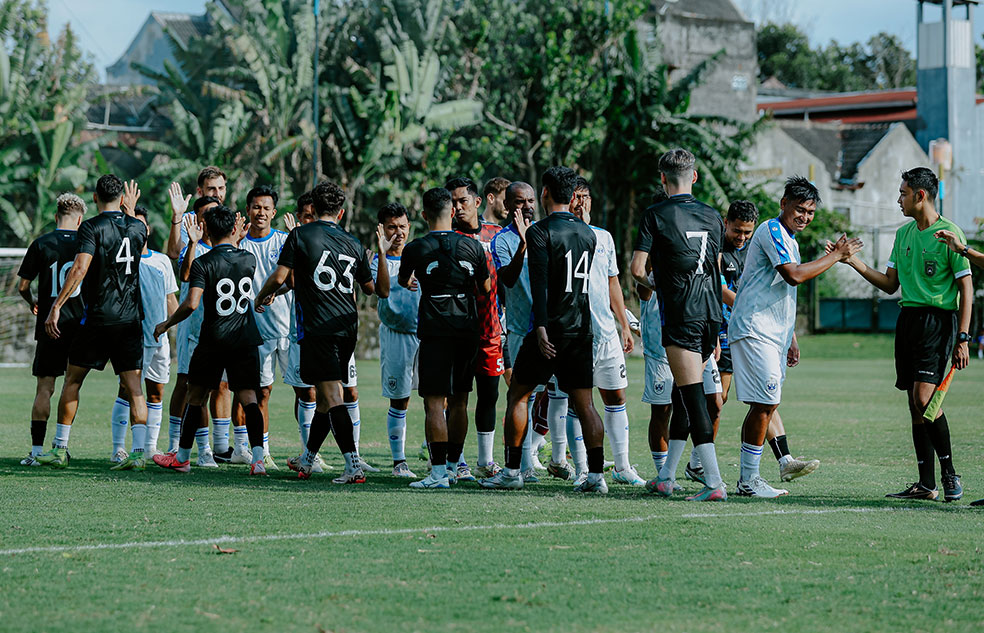TERBATAS: Pertandingan uji coba PSIM Jogja melawan PSIS Semarang di Lapangan Yogyakarta Independent School (YIS), Sabtu (13/12).