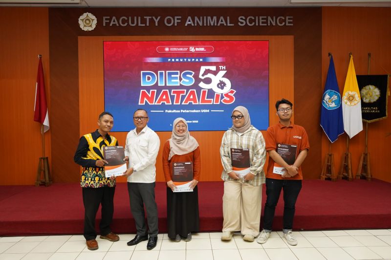 Satria Ardhi Nugraha, S.S., M.A. (kiri), dinobatkan sebagai Tenaga Kependidikan (Tendik) Berprestasi Fapet UGM Tahun 2025.
