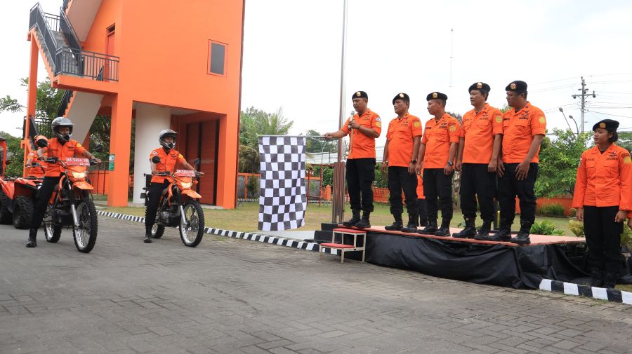 SIAP BERTUGAS: Para anggota Basarnas Yogyakarta saat melakukan apel Operasi Siaga SAR Khusus Nataru 2025/2026, Sabtu (20/12/2025).