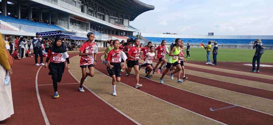 Para atlet pelajar saat berlomba di Lintasan Atletik Mandala Krida, Sabtu (20/12/2025).