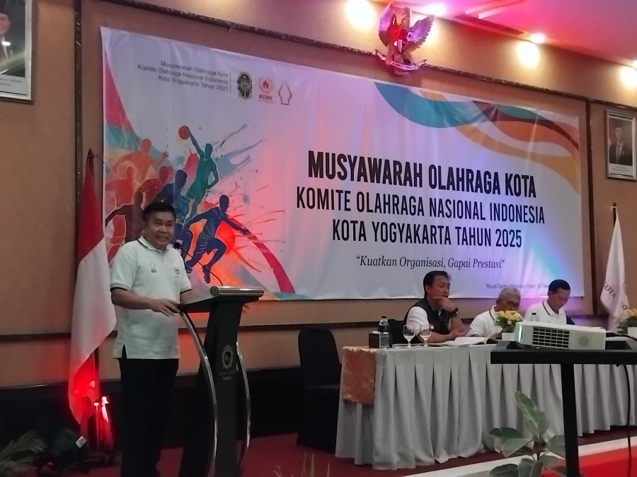 Ketua Umum terpilih KONI Kota Jogja Dedi Budiono saat membacakan visi dan misinya saat Musorkot di Hotel Royal Darmo Malioboro, Sabtu (20/12/2025).