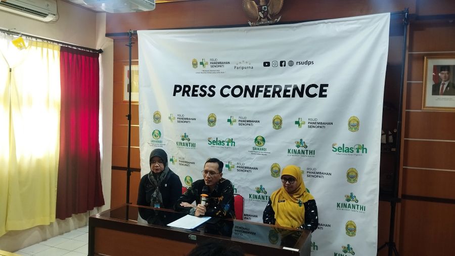ANTRE: Pasien sedang mengantre untuk pemeriksaan di RSUD Panembahan Senopati Sabtu (20/12/2025).