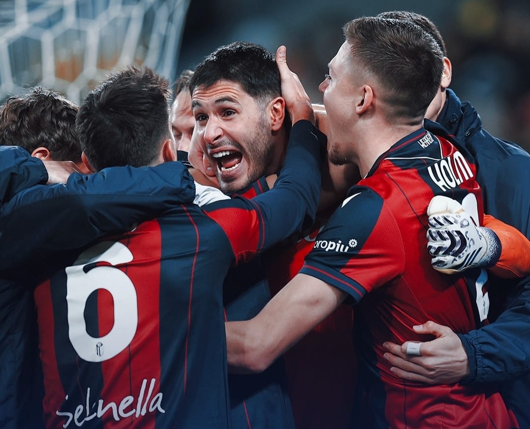 Para pemain Bologna rayakan kemenangan atas Inter yang mengantarkan Rossoblu ke final Supercoppa Italiana
