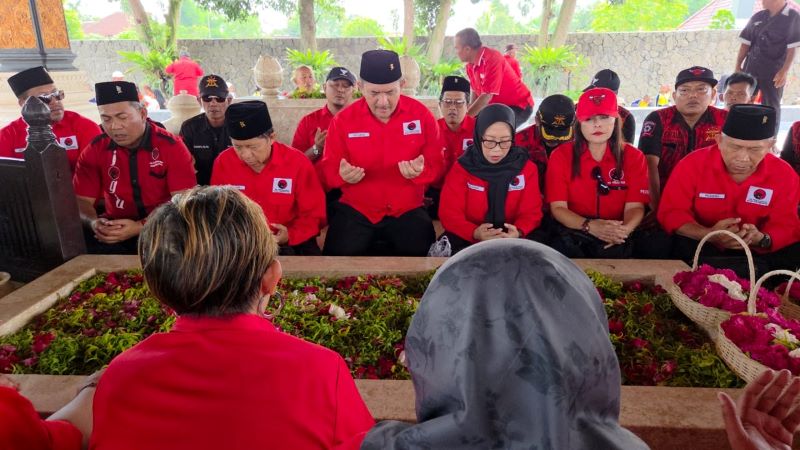 Jajaran pengurus dan kader DPC PDI Perjuangan Kota Jogja menziarahi Makam Bung Karno di Blitar, Jawa Timur Sabtu (20/12)