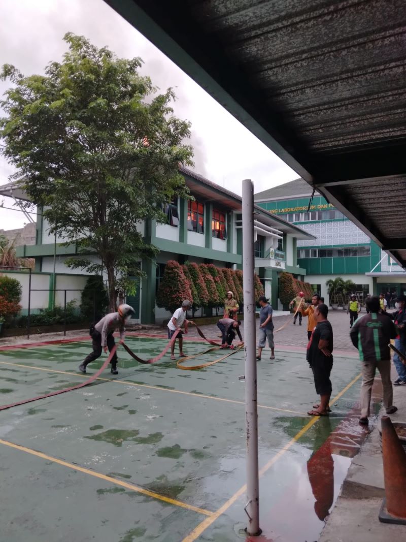 Proses penanganan kebakaran di Asrama Putri MAN 2 Yogyakarta, Minggu (21/12).