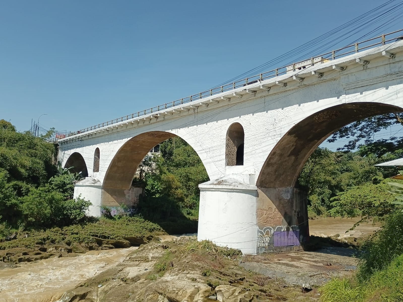 Penampakan Jembatan Tembana dari dekat. Jembatan yang membentang di atas aliran Sungai Lukulo itu kini dalam proses revitaliasi. (M Hafied/Radar Jogja)