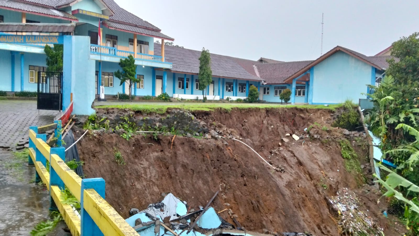 Hujan deras yang melanda sejak siang, membuat sejumlah mengalami kerusakan, Minggu (21/12).