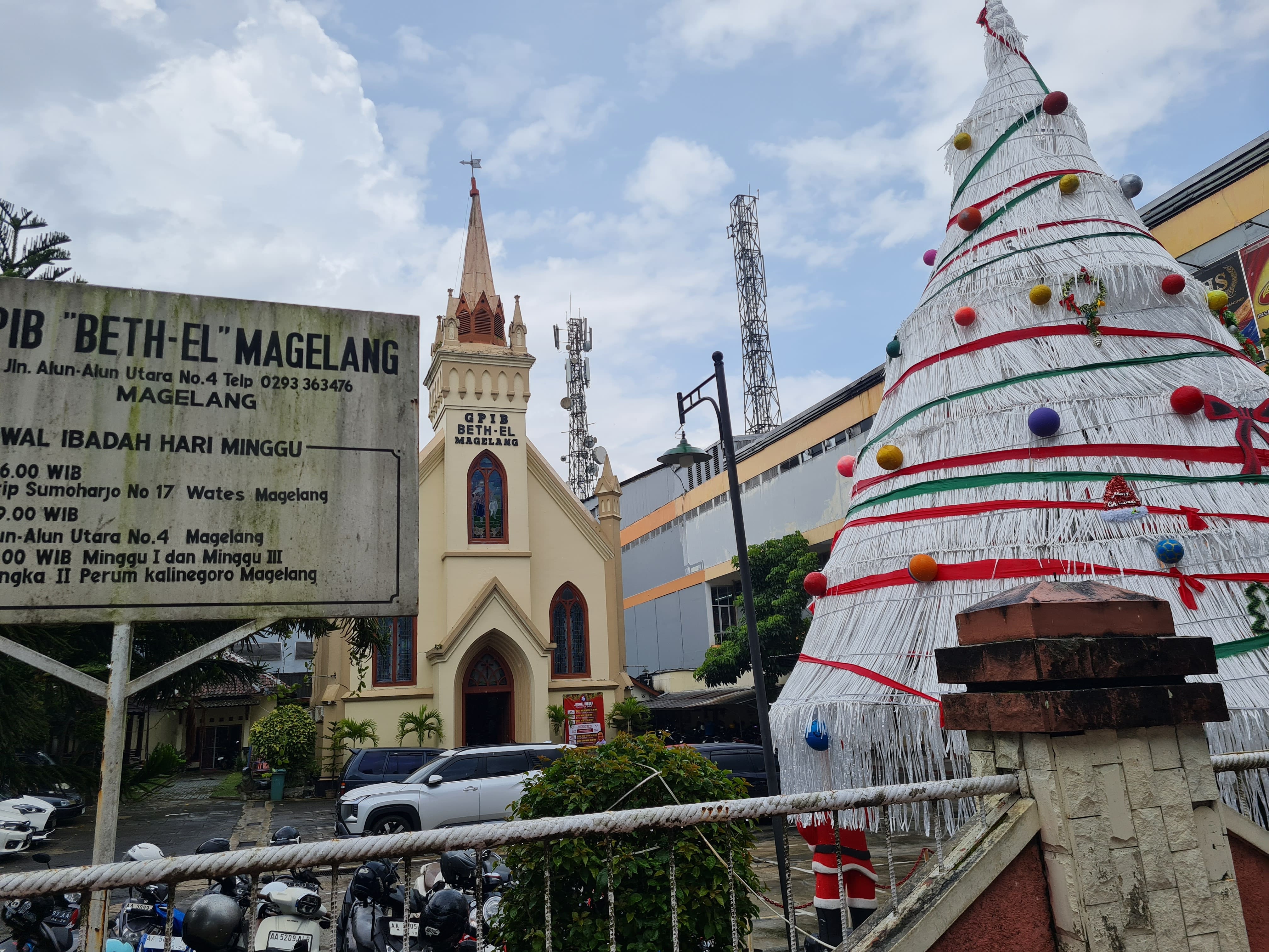 Ornamen pohon Natal berdiri gagah di depan GPIB Beth-El Magelang, Minggu (21/12).