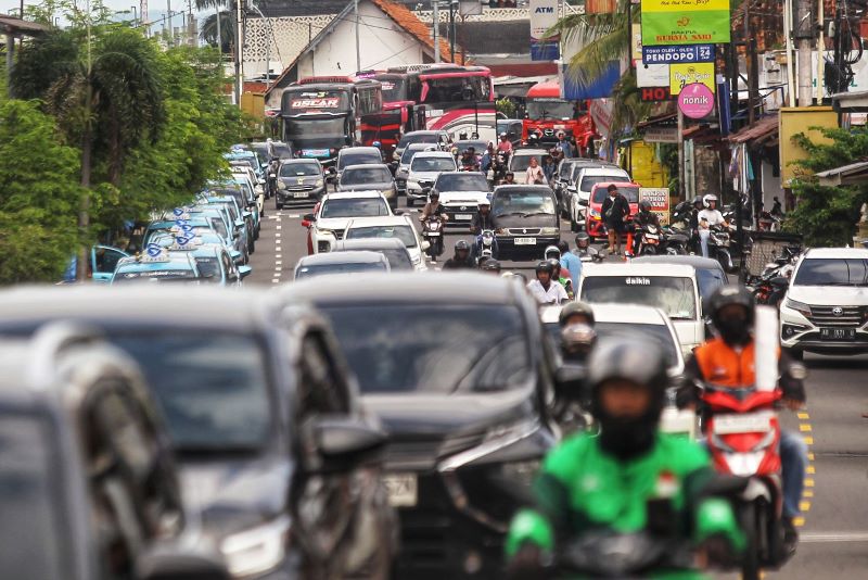 PADAT MERAYAP: Kendaraan roda empat maupun dua mulai memadati kawasan inti Kota Jogja Minggu (21/12).
