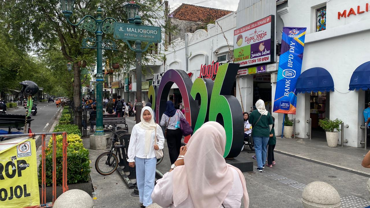 Iustrasi wisatawan yang sedang berswafoto di Kawasan Malioboro.