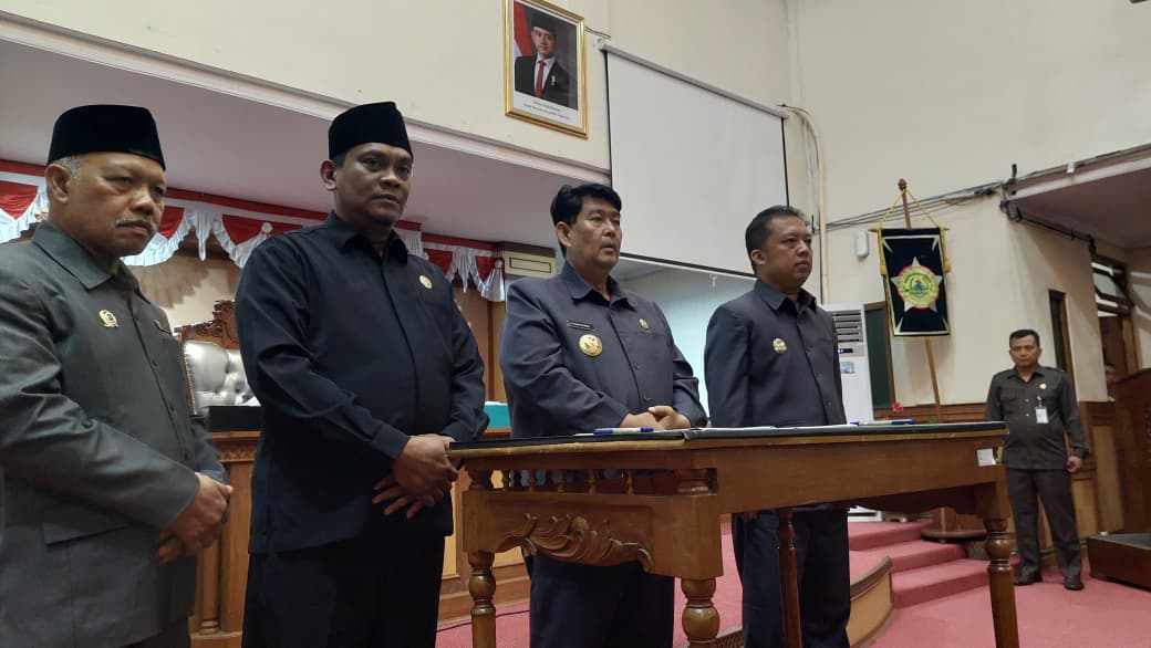 TEKEN: Bupati dan Ketua DPRD Kulon Progo menyetujui Perda KTR terbaru.