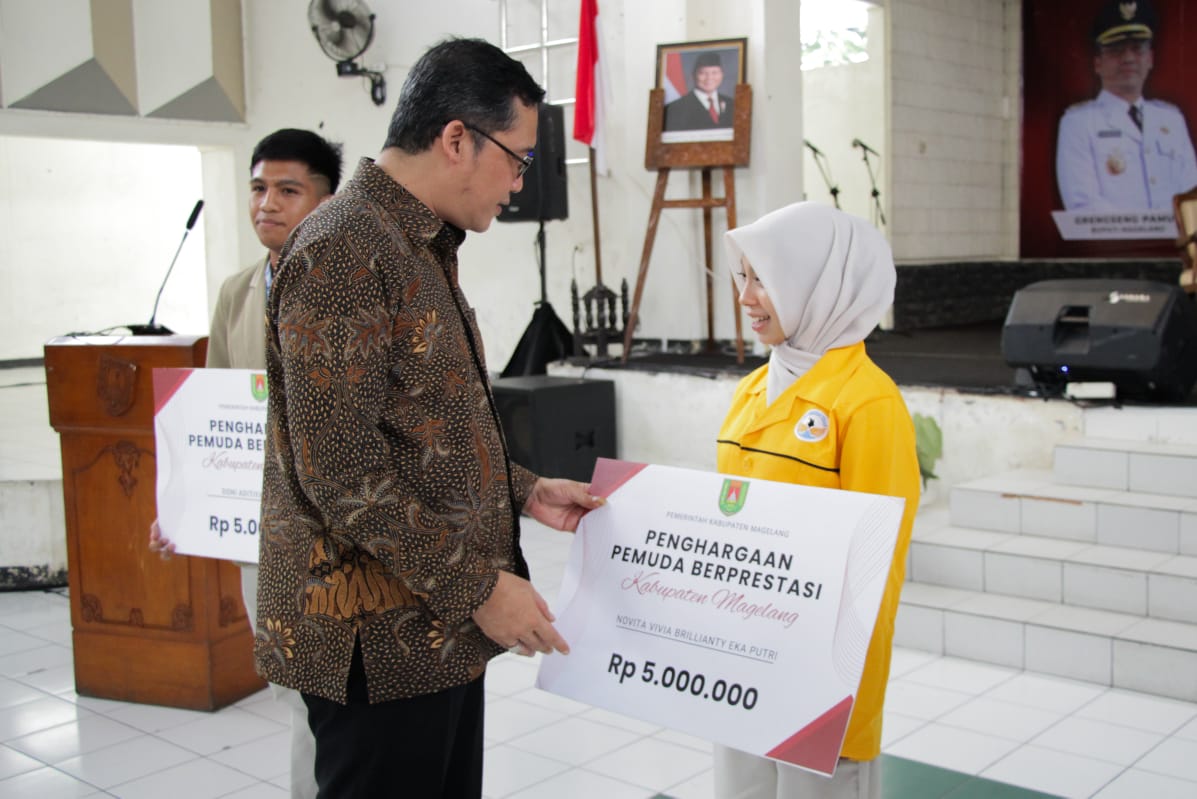 Bupati Magelang saat menyerahkan bantuan biaya pendidikan kepada perwakilan mahasiswa penerima manfaat, beberapa waktu lalu.  &nbsp;