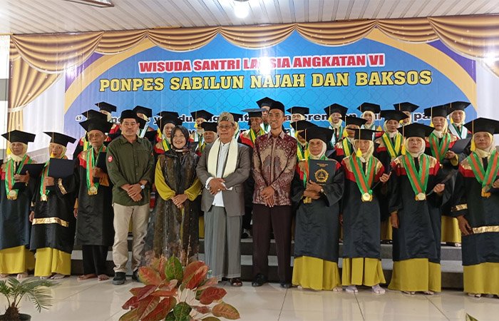 BEKAL AKHIRAT: Pengasuh Ponpes Sabilun Najah Jogjakarta H. Joko Wahono SPd, MAP bersama puluhan santri lansia yang diwisuda&nbsp; kemarin&nbsp; (21/12).