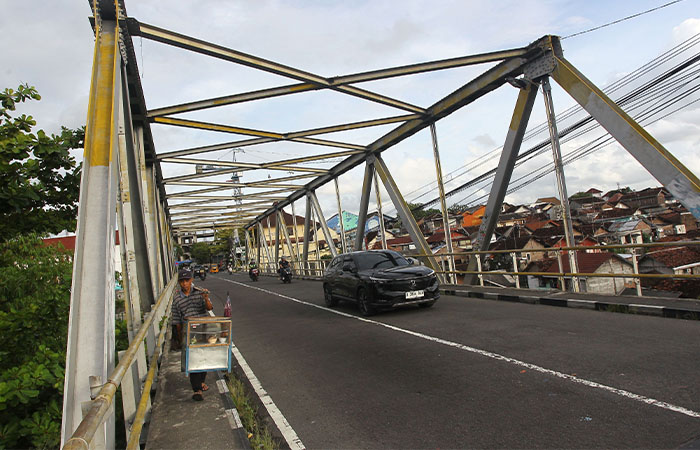 PERLU PERHATIAN: Pengguna jalan melintas di Jembatan Sardjito, Kelurahan Cokrodiningratan, Kemantren Jetis, Jogja, kemarin (14/12).