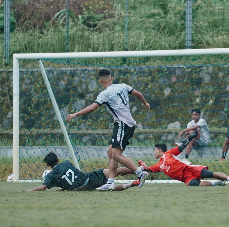 Pemain PSS Sleman saat melakukan latihan rutin di Lapangan Pakem untuk menguji hasil latihan selama sepekan dalam hal kolektivitas, determinasi dan fisik.