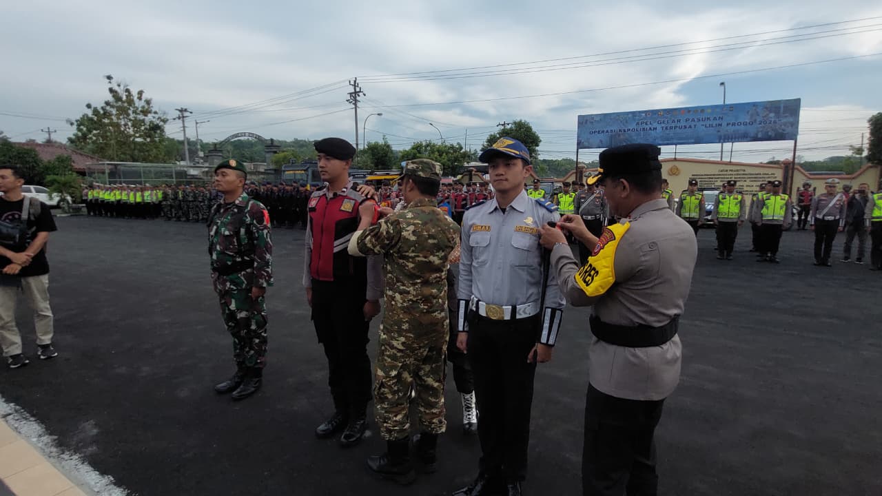 RESMI: Kapolres Kulon Progo meletakkan pita ke petugas operasi lilin.