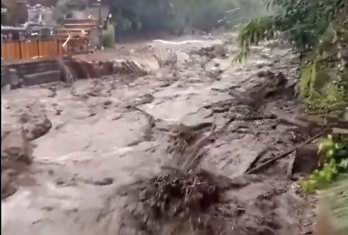 banjir bandang terjadi di wisata Guci, Tegal