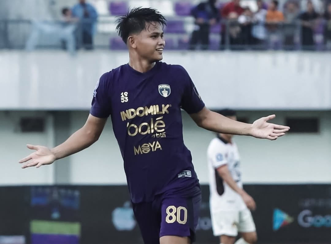 Selebrasi Hokky Caraka dalam kemenangan Persita Tangerang atas Persik Kediri dalam lanjutan BRI Super League